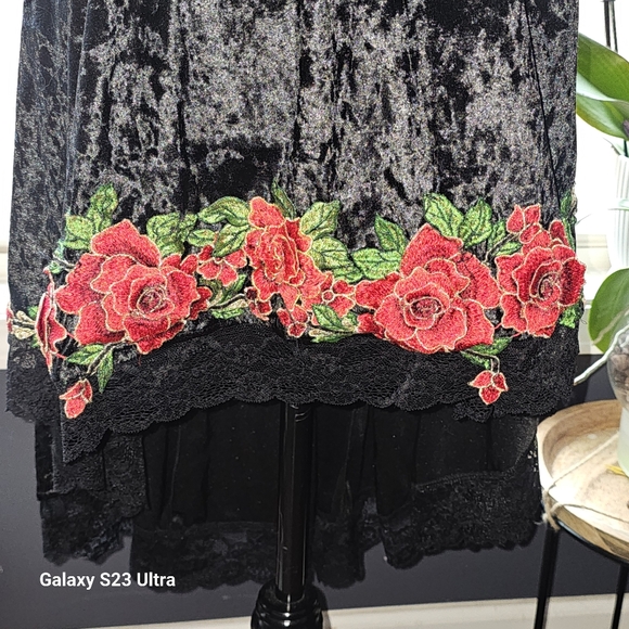 Elegant Black Velvet Dress with Floral Accents - Picture 5 of 11